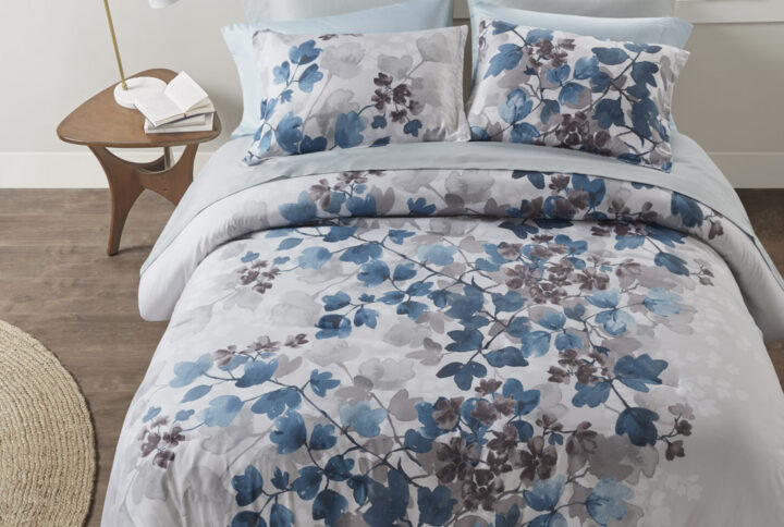 Breathe new life into your bedroom with this beautifully modern floral comforter set and bed sheets. A stunning blue