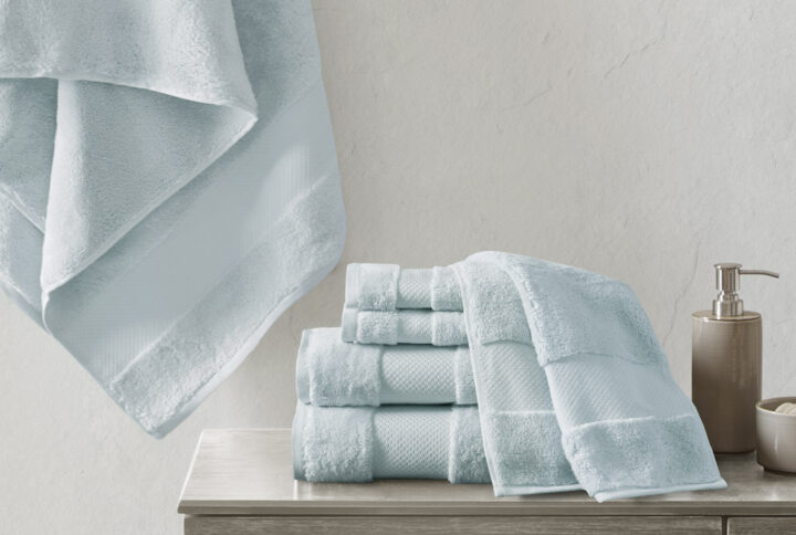 Elevate your bathroom decor with the luxuriously soft and indulgent comfort of our Madison Park Turkish cotton bath towel set. MADE IN TURKEY. These oversized cotton towels are made from smooth low-twist yarns with 600gsm weight