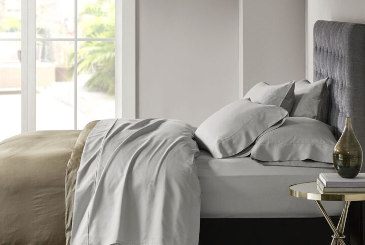 Snuggle up in luxury comfort every single night with these cotton blend polyester sateen sheets.  Made from 56% cotton and 44% polyester sateen