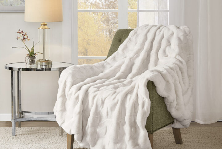 This faux fur throw combines the best of luxury and warmth for your living room. The fur face features a textured basket weave pattern