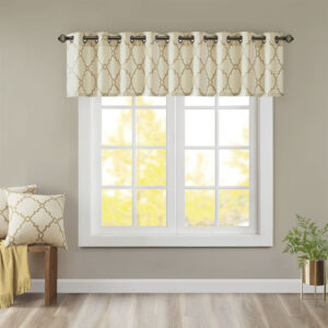 The Madison Park Saratoga Fret Print Window Valance is the perfect addition for a casual and stylish update to your home decor. This valance features a trendy metallic gold fretwork on a soft beige ground