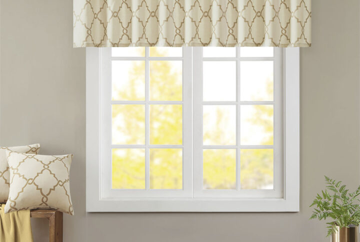 The Madison Park Saratoga Fret Print Window Valance is the perfect addition for a casual and stylish update to your home decor. This valance features a trendy metallic gold fretwork on a soft beige ground