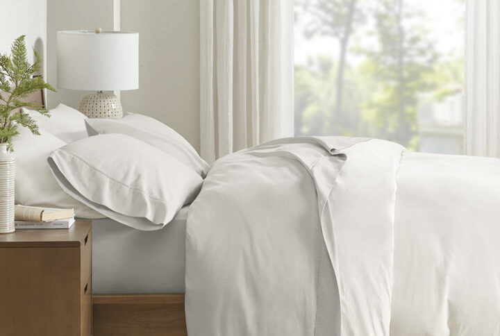 The Clean Spaces 300TC BCI Cotton 4PC Sheet Set with Z Hem offers a fresh comfort to update your bedroom. This solid sheet set features a 300 thread count that provides an ultra-soft finish and a deep pocket fits up to 18-inch deep mattress. The Z-style hem stitching adds a decorative touch