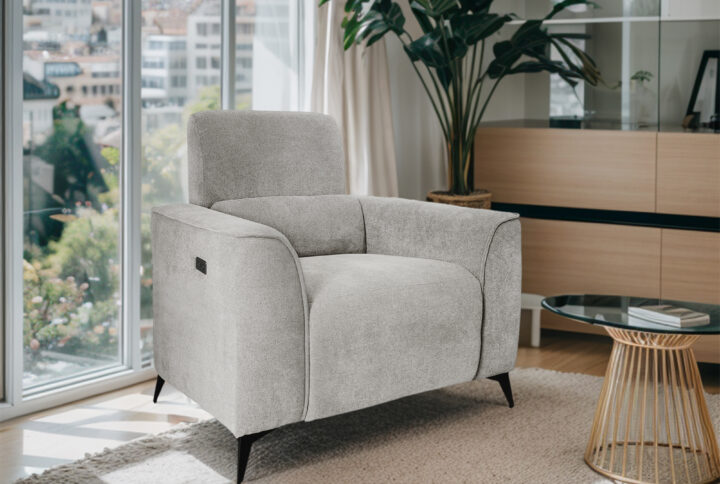 Experience the utmost comfort of a traditional recliner with the Chapel Hill Madison power recliner. Enjoy how the power recliner offers relaxation with a slightly elevated seat and backrest