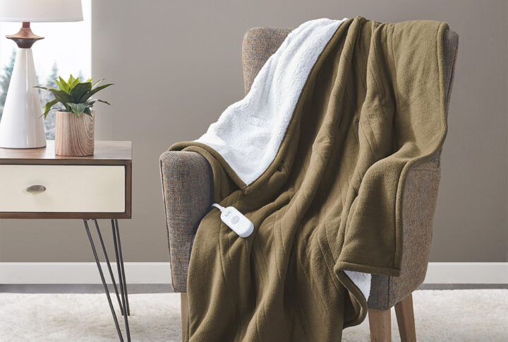 The Serta Fleece to Sherpa Heated Throw offers incredible comfort and warmth to keep you extra cozy while relaxing on your sofa. This heated throw features an ultra-soft fleece face with a cozy Sherpa reverse