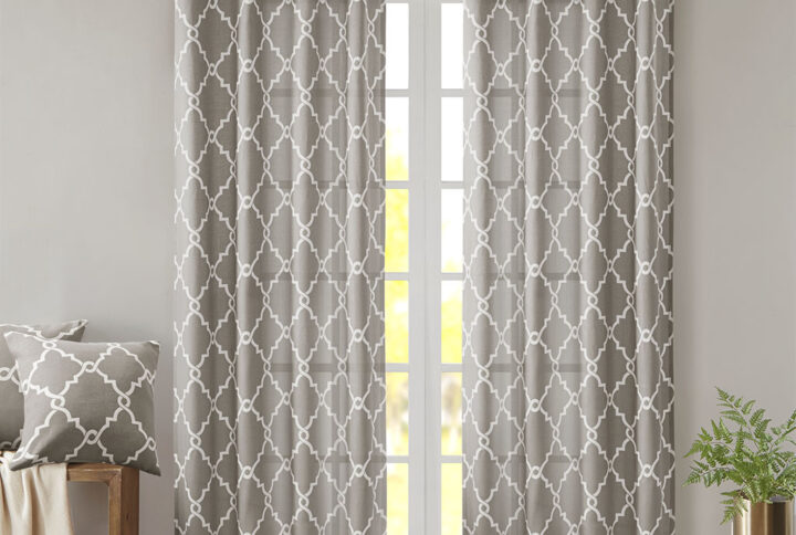 The Madison Park Saratoga Fret Print Panel is the perfect addition for a casual and stylish update to your home decor. This window panel features a trendy soft beige fretwork on a light grey ground