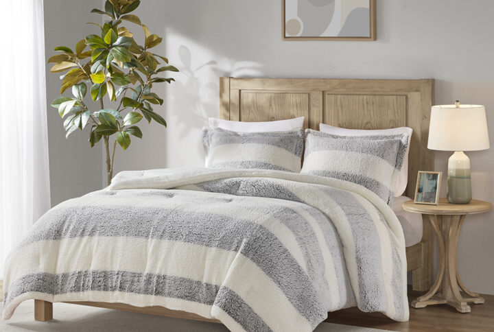 This modern and cozy comforter set gives your bedroom a rustic feel with its farmhouse-style design and striped sherpa material. Complete with a comforter and 2 shams