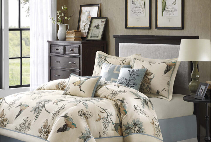 The Madison Park Quincy 7 Piece Comforter Set brings a warm country update to your bedroom. This cotton twill comforter features a classic leaf and bird print on the face with a solid reverse that adds a splash of color to the cottage look. Two matching shams pair perfectly with the comforter and three decorative pillows add dimension. A solid bed skirt provides the finishing touch