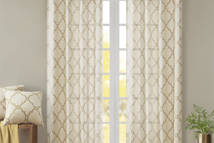 The Madison Park Saratoga Fret Print Panel is the perfect addition for a casual and stylish update to your home decor. This window panel features a trendy metallic gold fretwork on a soft beige ground