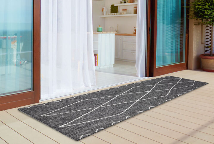 The Madison Park Darya Moroccan Indoor/Outdoor Rug offers an ideal update to your home or patio area. Made in Turkey