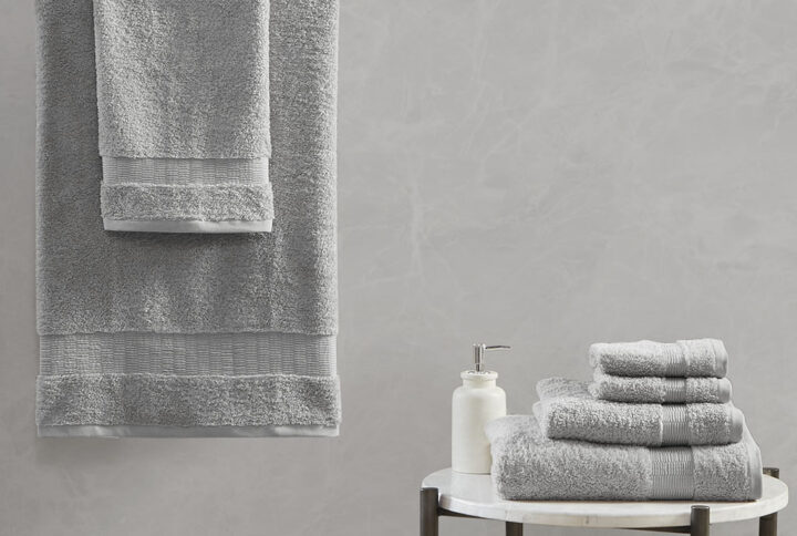 Treat yourself with the luxurious comfort of our Madison Park Signature Luce 100% Egyptian Cotton 6 Piece Towel Set. The long staple cotton yarn creates a rich plush softness