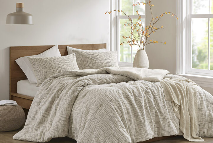 Experience effortless style with our Chapel Hill Harper Comforter Set. With its intricate design and luxurious feel