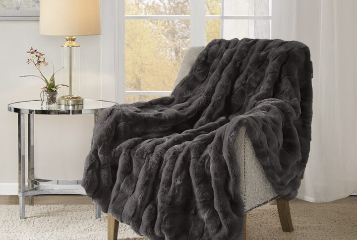 This faux fur throw combines the best of luxury and warmth for your living room. The fur face features a textured basket weave pattern