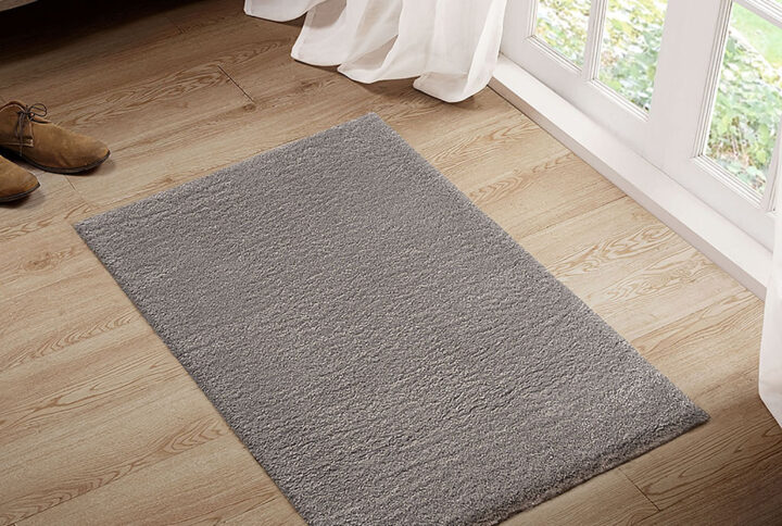 The Madison Park Camdyn Super Soft Polyester Shag Area Rug offers a chic modern addition to your living space. This solid grey shag area rug flaunts a super soft