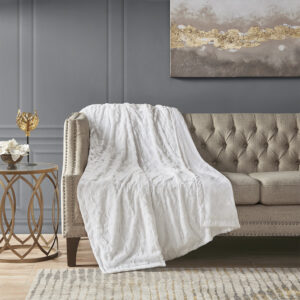 The Madison Park Zuri oversized throw features a luxuriously soft faux fur and reverses to a solid faux mink. This faux fur throw is the perfect modern update and adds a glamorous accent to your home. This throw is machine washable for easy care and OEKO-TEX certified