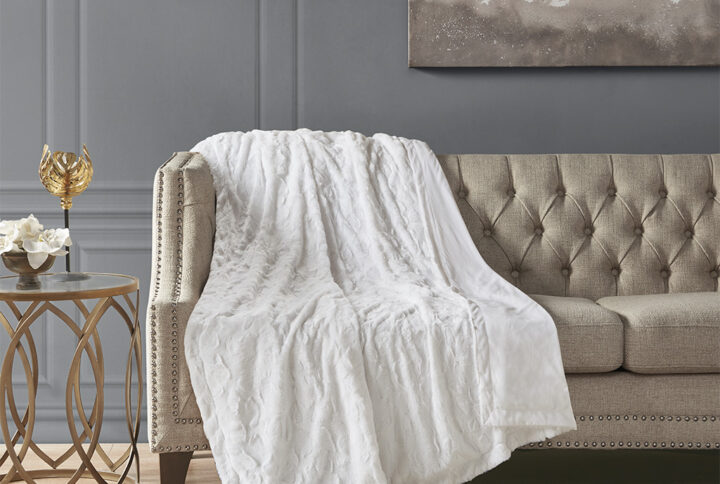 The Madison Park Zuri oversized throw features a luxuriously soft faux fur and reverses to a solid faux mink. This faux fur throw is the perfect modern update and adds a glamorous accent to your home. This throw is machine washable for easy care and OEKO-TEX certified