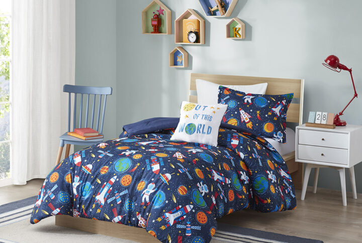 Blast off to dreamland with the Mi Zone Kids Jason Outer Space Comforter Set. The ultra-soft comforter and shams (1 in Twin/TwinXL) feature a fun space print with spaceships