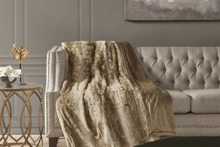 The Madison Park Zuri oversized throw features a luxuriously soft faux fur and reverses to a solid faux mink. This faux fur throw is the perfect modern update and adds a glamorous accent to your home. This throw is machine washable for easy care and OEKO-TEX certified