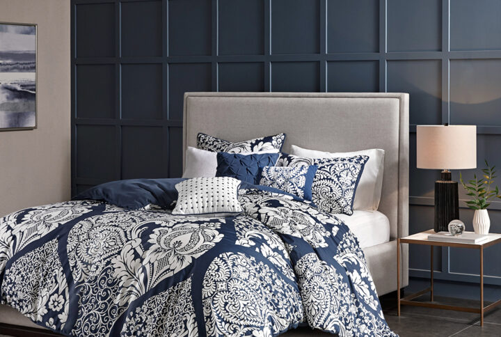 The Madison Park Vienna 6 Piece Printed Duvet Cover Set offers an eye-catching update to your bedroom decor. A beautifully intricate damask pattern is flaunted across the duvet cover and shams