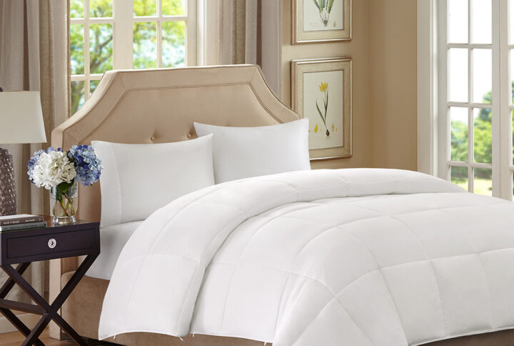 The Sleep Philosophy Benton All Season 2 in 1 Down Alternative Comforter is the perfect solution for year-round warmth and rich coziness. The functional and innovative temperature control design allows you to stay warm in the winter and cool during the summer. With 5 buttons on each side