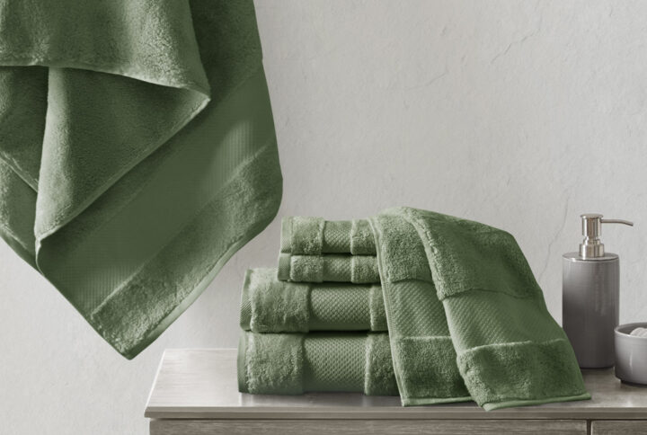 Elevate your bathroom decor with the luxuriously soft and indulgent comfort of our Madison Park Turkish cotton bath towel set. MADE IN TURKEY. These oversized cotton towels are made from smooth low-twist yarns with 600gsm weight