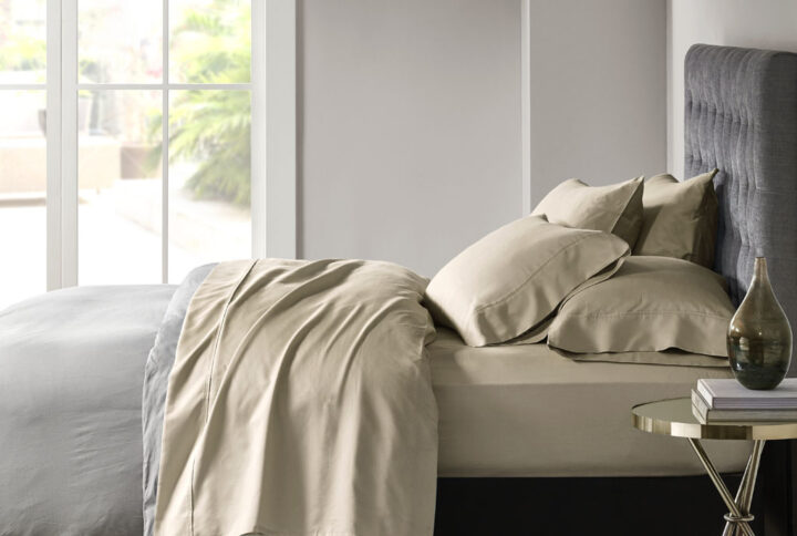 Snuggle up in luxury comfort every single night with these cotton blend polyester sateen sheets.  Made from 56% cotton and 44% polyester sateen