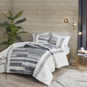 The Serena 3 Piece Cotton Printed Duvet Cover Set with trims offers a modern update to your bedroom. This soft