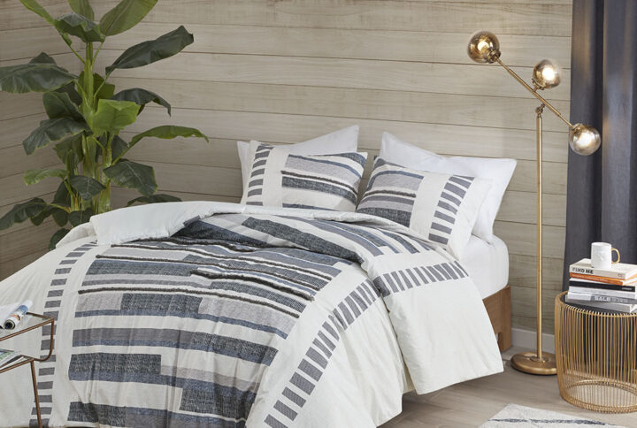 The Serena 3 Piece Cotton Printed Duvet Cover Set with trims offers a modern update to your bedroom. This soft