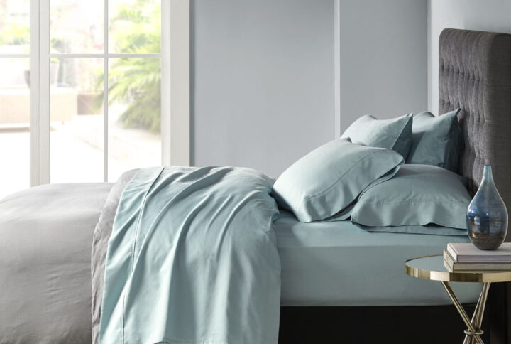 Snuggle up in luxury comfort every single night with these cotton blend polyester sateen sheets.  Made from 56% cotton and 44% polyester sateen