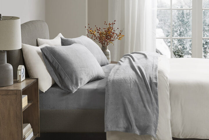 The True North by Sleep Philosophy Soloft Micro Plush Sheet Set offers the ultimate sleeping comfort with a soft and cozy finish to warm you up. Brushed on both sides