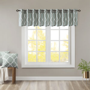 The Madison Park Saratoga Fret Print Window Valance is the perfect addition for a casual and stylish update to your home decor. This valance features a trendy light beige fretwork on a seafoam ground