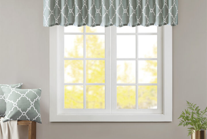 The Madison Park Saratoga Fret Print Window Valance is the perfect addition for a casual and stylish update to your home decor. This valance features a trendy light beige fretwork on a seafoam ground