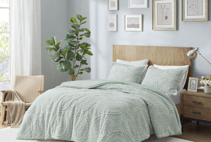 Transform your bedroom with the elegant style of Madison Park’s Arya Medallion Faux Fur Comforter Mini Set. The rich aqua comforter and matching sham feature an embroidered medallion design on the ultra-soft plush fabric. Machine washable for easy care