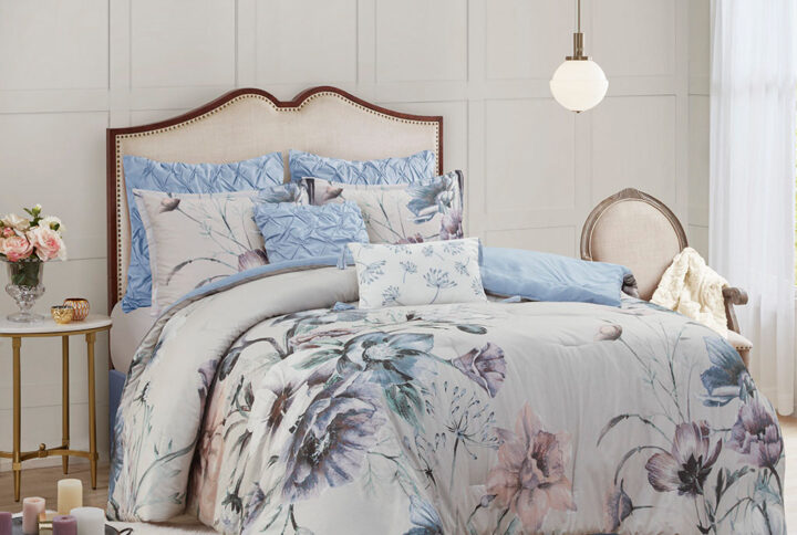 The Madison Park Cassandra 8 Piece Cotton Printed Comforter Set offers a beautiful shabby chic update to your bedroom. The cotton comforter and shams feature a large floral print