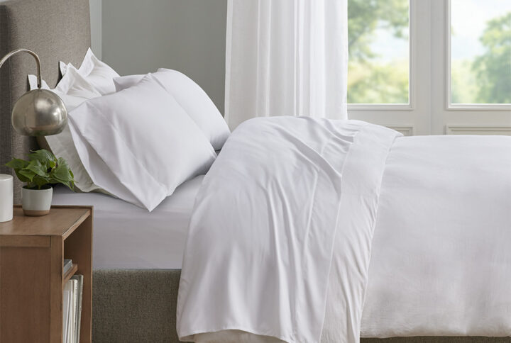 Keep cool and comfortable throughout the night with the Sleep Philosophy Smart Cool Microfiber Sheet Set. This solid sheet set features the Cool Max proprietary blend fabric that wicks away moisture