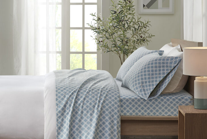 Keep warm and cozy with this ultra-soft cotton flannel sheet set