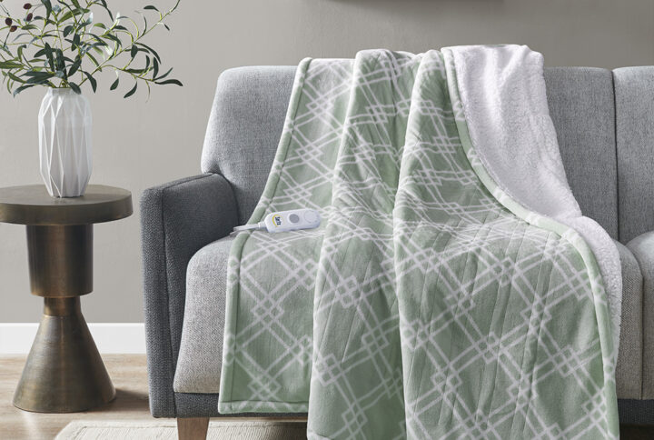 Make any space comfortably cozy with the Serta Printed Plush Heated Throw. This heated throw features an ultra-soft plush face with a geometric print that flips to a cozy sherpa reverse to create rich comfort and a casual look. A single controller has 5 heat settings to easily find your preferred comfort level and the 3 hour auto shut off timer ensures your safety. Machine washable