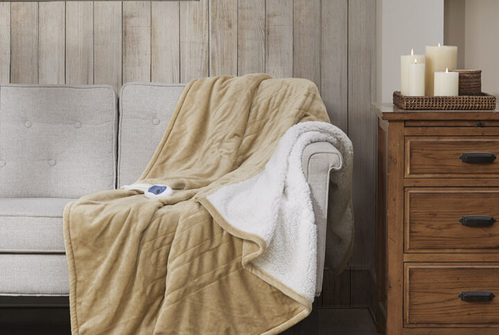 Immerse yourself in comfort in the Woolrich Heated plush to berber throw. This heated throw utilizes state of the art Secure Comfort heated technology featuring 3 heat settings that adjusts the temperature of your blanket based on overall temperature