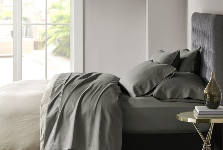 Snuggle up in luxury comfort every single night with these cotton blend polyester sateen sheets.  Made from 56% cotton and 44% polyester sateen