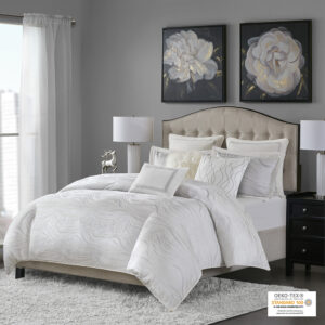 The Madison Park Signature Hollywood Glam Comforter Set offers a modern and elegant update to the bedroom. This jacquard comforter flaunts an all-over metallic detailing on the luxurious white base