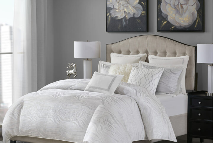 The Madison Park Signature Hollywood Glam Comforter Set offers a modern and elegant update to the bedroom. This jacquard comforter flaunts an all-over metallic detailing on the luxurious white base