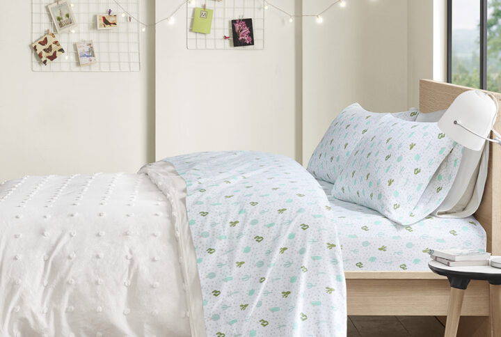 This warm cotton flannel sheet set features a fun novelty print to create a cute look with a comfortable feel. These sheets are also OEKO-TEX certified