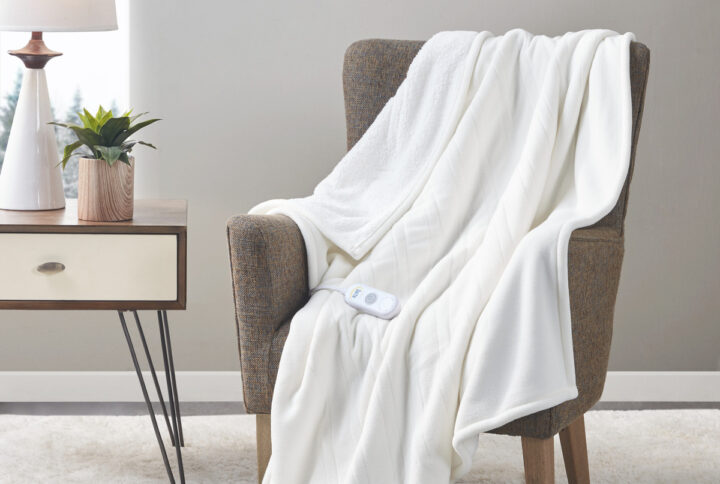 The Serta Fleece to Sherpa Heated Throw offers incredible comfort and warmth to keep you extra cozy while relaxing on your sofa. This heated throw features an ultra-soft fleece face with a cozy Sherpa reverse