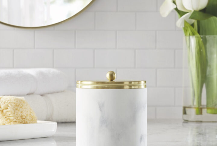 This elegant accessory collection features a modern design. Pairing hardware made of brushed gold color with traditional Croscill marble design. It is a classic addition to any bathroom._x000D_