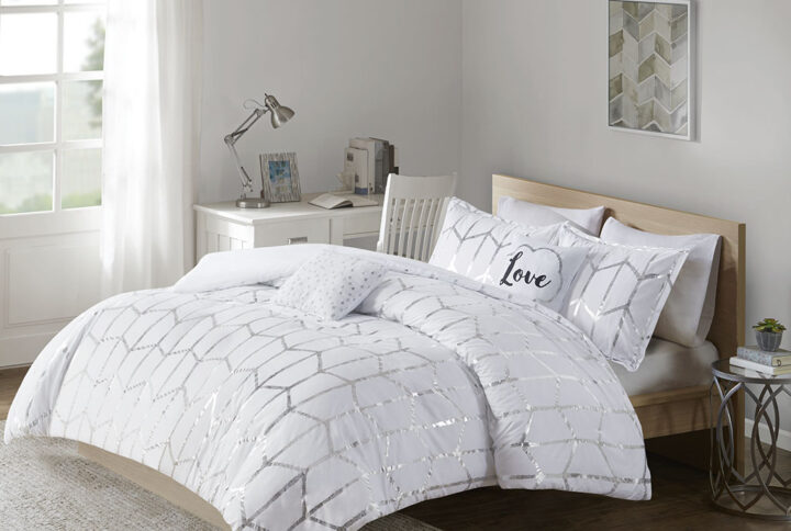 Freshen up your bedroom with the enchanting style of Intelligent Design’s Raina Metallic Printed Comforter Set. The stunning comforter flaunts a geometric