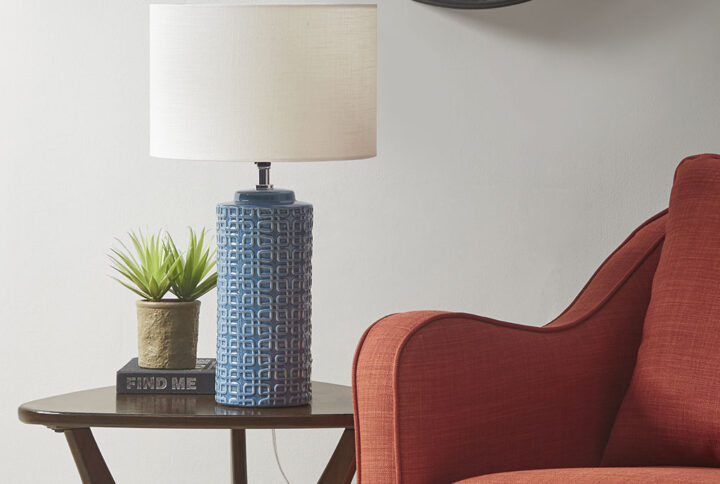 The INK+IVY Jayda Geometric Ceramic Table Lamp offers a sophisticated modern touch to your living room decor. This table lamp features a cylinder-shaped