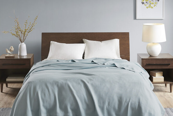 Wrap yourself up in the luxurious comfort of the Madison Park Egyptian Cotton Blanket. This ultra-soft Light Blue blanket in made from 100% certified Egyptian cotton that features reduced shrinkage