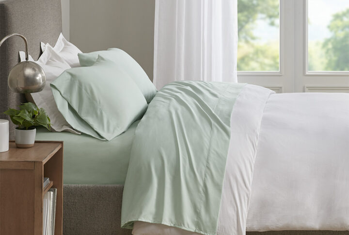 Keep cool and comfortable throughout the night with the Sleep Philosophy Smart Cool Microfiber Sheet Set. This solid sheet set features the Cool Max proprietary blend fabric that wicks away moisture