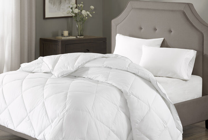 Madison Park Signature brings you this luxurious Diamond Quilting 1000 Thread Count Cotton Blend Down Alternative Comforter. This All Season comforter is filled with a high-quality down alternative fill providing you relief from allergies. The 1000 thread count cotton blend cover has a smooth and soft hand feel providing you the ultimate comfort. The diamond quilting prevents the fill from shifting