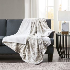 Add a glamorous accent to your home with Madison Park’s Sachi Oversized Faux Fur Throw. Exceptionally soft faux fur mimics the warmth and texture of real fur